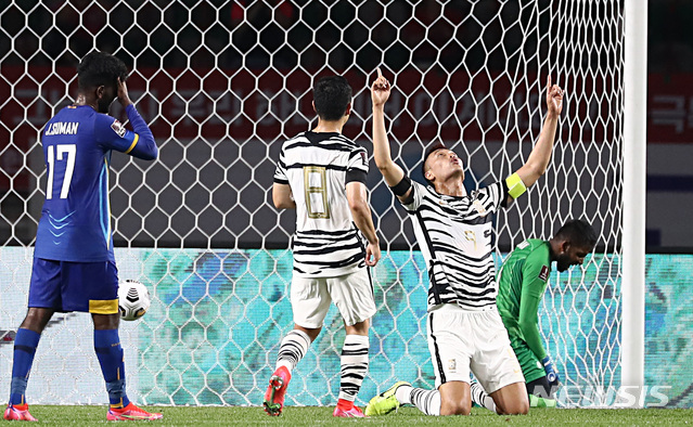 [고양=뉴시스]이영환 기자 = 9일 오후 경기 고양시 고양종합운동장에서 열린 2022년 FIFA 월드컵 아시아 지역 2차 예선 대한민국과 스리랑카의 경기 전반전, 대한민국 김신욱이 패널티킥을 성공한 뒤 세리머니를 하고 있다. 2021.06.09. 20hwan@newsis.com