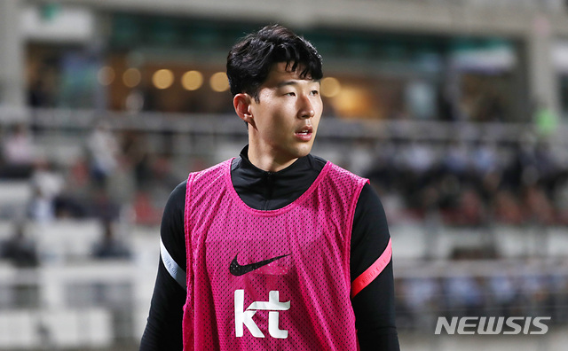 [고양=뉴시스]이영환 기자 = 9일 오후 경기 고양시 고양종합운동장에서 열린 2022년 FIFA 월드컵 아시아 지역 2차 예선 대한민국과 스리랑카의 경기 후반전, 대한민국 손흥민이 벤치에서 이동을 하고 있다. 2021.06.09. 20hwan@newsis.com