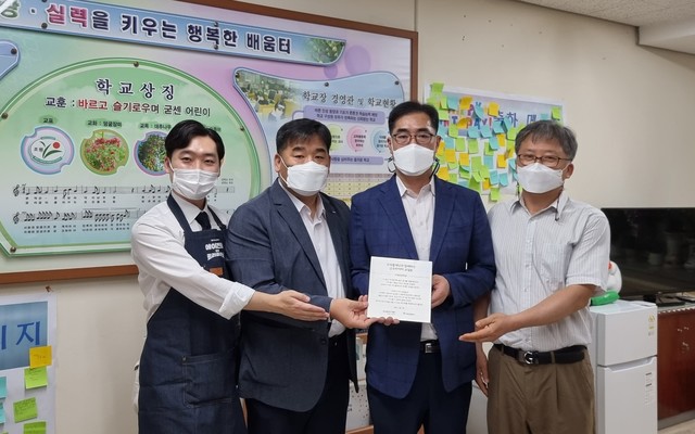 서울 관악구의 조원초등학교에서 9일 (왼쪽부터) 트리플래닛 김형수 대표, 금호타이어 강진구 경영지원팀장, 조원초등학교 석승하 교장, 조원초등학교 서진수 교감이 참석한 가운데 ‘금호타이어와 함께하는 교실숲’ 현판 전달식을 가졌다.(사진제공=금호타이어)&nbsp;&nbsp; *재판매 및 DB 금지