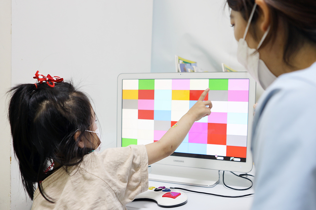 롯데, 영유아 발달 치료 및 후원…성금 2억 전달