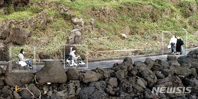 [성남=뉴시스]길안내 서비스 알고리즘이 적용된 전동휠체어 자율주행(예시)