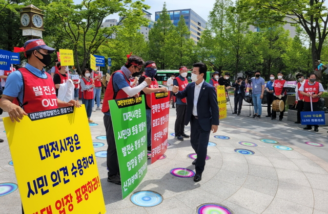 [대전=뉴시스] 허태정 대전시장이 10일 대전 서구 보라매 공원에서 열린 '대전열병합발전 증설반대' 집회에 들어 참석자들과 인사를 나누고 있다. (사진= 열병합발전 증설반대 추진위원회 제공)&nbsp; *재판매 및 DB 금지