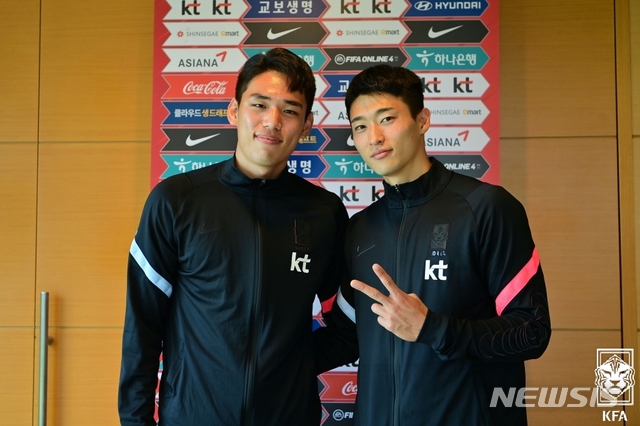 [서울=뉴시스]올림픽축구대표팀 오세훈(왼쪽)과 조규성 (사진 = 대한축구협회 제공)