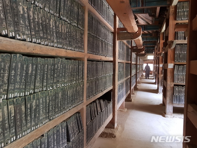 [합천=뉴시스] 김기진 기자= 10일 경남 합천 해인사 장경판전 법보전에서 팔만대장경이 언론에 공개되고 있다. 해인사는 팔만대장경을 19일부터 매주 토,일요일 일반에 공개한다고 전했다. 2021.06.10. sky@newsis.com