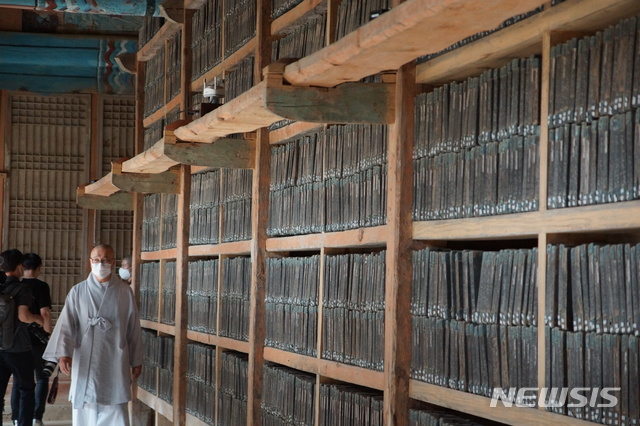 [합천=뉴시스] 김기진 기자= 10일 경남 합천 해인사 장경판전 법보전에서 팔만대장경이 언론에 공개되고 있다. 해인사는 팔만대장경을 19일부터 매주 토,일요일 일반에 공개한다고 전했다. 2021.06.10. sky@newsis.com