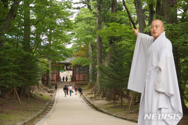 [합천=뉴시스] 김기진 기자= 10일 경남 합천 해인사 일주문 앞에서 법장 스님이 팔만대장경 공개 배경에 대해서 설명하고 있다. 해인사는 팔만대장경을 19일부터 매주 토,일요일 일반에 공개한다고 전했다. 2021.06.10. sky@newsis.com