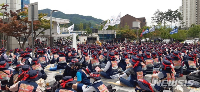 [서울=뉴시스] 국민건강보험공단 고객센터 상담사 노동조합이 직고용과 정규직 전환을 요구하며 10일 총파업 투쟁을 벌이고 있다. (사진=건보공단고객센터지부 제공) 2021.6.10. photo@newsis.com