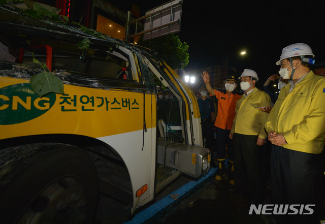 [광주=뉴시스]변재훈 기자 = 전해철 행정안전부 장관이 9일 오후 광주 동구 학동 재개발정비구역 철거 현장 내 건물 붕괴·매몰 현장을 방문, 사상자가 발생한 버스를 살피고 있다. 이날 철거 건축물이 도로 쪽으로 무너지면서 시내버스를 덮쳐 승객 17명 중 9명이 숨지고 8명이 크게 다쳤다.  2021.06.09. photo@newsis.com