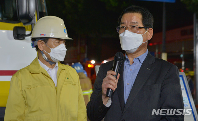 [광주=뉴시스]변재훈 기자 = 철거물 붕괴·매몰 사고가 난 재개발구역 시공사 현대산업개발 권순호 대표가 10일 오전 광주 동구 학동 재개발정비 4구역 내 사고 현장을 방문해 사과문을 읽고 있다. 지난 9일 오후 발생한 이번 사고는 무너진 철거 건축물이 시내버스를 덮치면서 발생, 9명이 숨지고 8명이 크게 다쳤다. 2021.06.10. photo@newsis.com