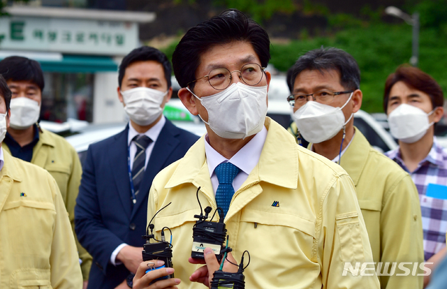 [광주=뉴시스] 류형근 기자 = 노형욱 국토교통부 장관이 10일 오전 광주 동구 학동 재개발구역 '철거 건물 버스 매몰 사고 현장'을 살펴보고 있다. 전날 오후 오후 이곳에서는 철거 중이던 5층 건물이 무너지면서 지나가던 버스를 덮쳐 9명이 숨지고 8명이 중상을 입었다. 2021.06.10. hgryu77@newsis.com