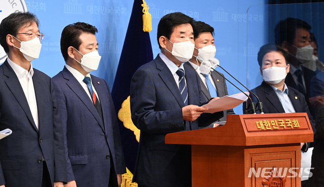 [서울=뉴시스]전신 기자 = 김진표 더불어민주당 부동산특위 위원장이 10일 서울 여의도 국회 소통관에서 주택시장 안정을 위한 추가 공급대책을 발표하고 있다. (공동취재사진) 2021.06.10. photo@newsis.com