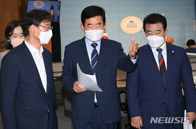 [서울=뉴시스]전신 기자 = 김진표 더불어민주당 부동산특위 위원장이 10일 서울 여의도 국회 소통관에서 주택시장 안정을 위한 추가 공급대책을 발표한 후 이동하고 있다. (공동취재사진) 2021.06.10. photo@newsis.com