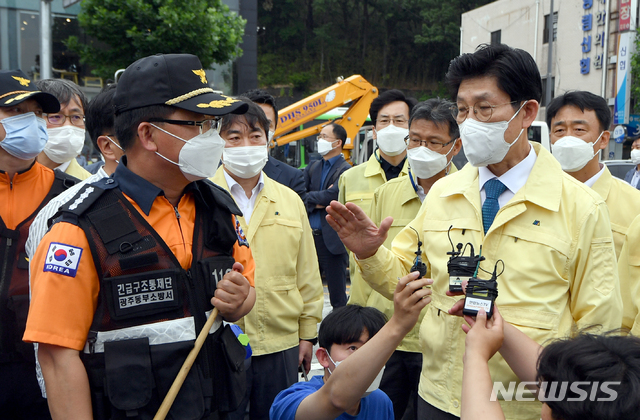 [광주=뉴시스] 류형근 기자 = 노형욱 국토교통부 장관이 10일 오전 광주 동구 학동 재개발구역 '철거 건물 버스 매몰 사고 현장'을 살펴보고 있다. 전날 오후 오후 이곳에서는 철거 중이던 5층 건물이 무너지면서 지나가던 버스를 덮쳐 9명이 숨지고 8명이 중상을 입었다. 2021.06.10. hgryu77@newsis.com