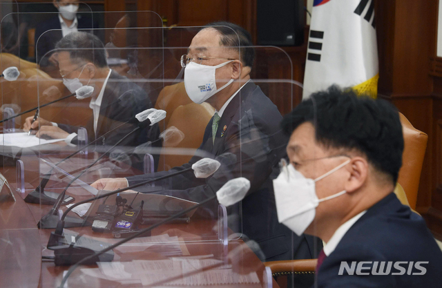 [서울=뉴시스]김명원 기자 = 홍남기 경제부총리 겸 기획재정부 장관이 10일 오전 서울 종로구 정부서울청사에서 열린 제11차 혁신성장 BIG3 추진회의를 주재하며 발언하고 있다. (공동취재사진) 2021.06.10. photo@newsis.com