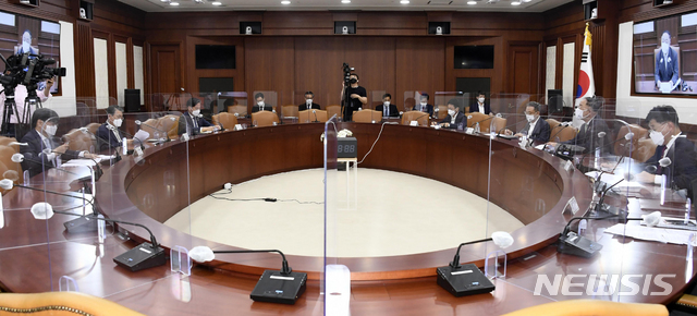 [서울=뉴시스]김명원 기자 = 홍남기 경제부총리 겸 기획재정부 장관이 10일 오전 서울 종로구 정부서울청사에서 열린 제11차 혁신성장 BIG3 추진회의를 주재하고 있다. (공동취재사진) 2021.06.10. photo@newsis.com