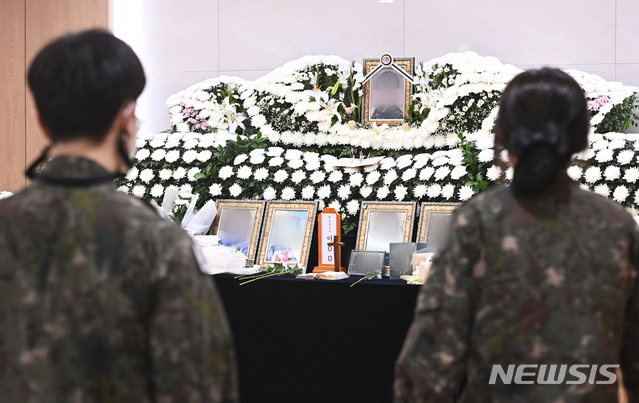 [성남=뉴시스]김종택기자 = 10일 오전 경기도 성남시 국군수도병원에 마련된 고(故) 이모 중사의 분향소를 찾은 조문객들이 조문하고 있다. 2021.06.10. jtk@newsis.com