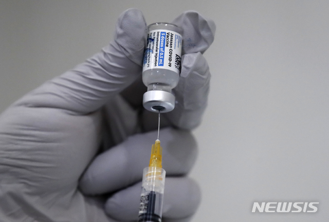 [서울=뉴시스]정병혁 기자 = 30세 이상 60세 미만 예비군과 민방위 대원, 국방·외교 관련자 등을 대상으로 얀센 백신 접종이 시작된 지난달 10일 서울 노원구 미즈아이프라자산부인과에서 의료진이 얀센 백신을 소분하고 있다. 2021.06.10. jhope@newsis.com