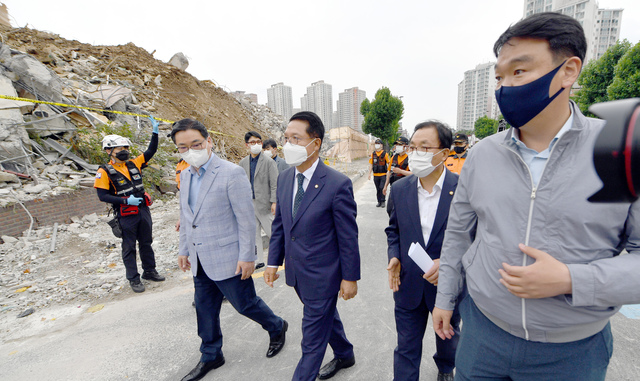 [광주=뉴시스] 류형근 기자 = 국민의힘 정운천 국민통합위원장과 정희영 중앙재해대책위원장 등이 10일 오후 광주 동구 학동 재개발구역 '철거 건물 버스 매몰 사고 현장'을 살펴보고 있다. 전날 오후 이곳에서는 철거 중이던 5층 건물이 무너지면서 지나가던 버스를 덮쳐 9명이 숨지고 8명이 중상을 입었다. 2021.06.10. hgryu77@newsis.com