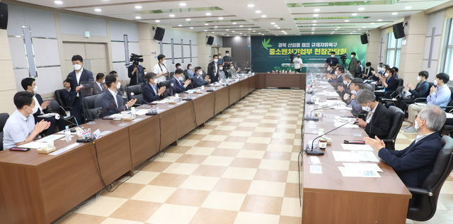 [서울=뉴시스]권칠승 중소벤처기업부 장관이 10일 경북 안동 경북바이오산업연구원에서 열린 '경북 산업용 헴프 규제자유특구 현장 간담회'에 참석해 발언하고 있다. (사진=중소벤처기업부 제공) 2021.06.10. photo@newsis.com *재판매 및 DB 금지