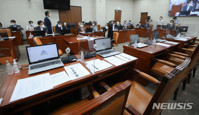 [서울=뉴시스]최동준 기자 = 10일 서울 여의도 국회에서 열린 교육위원회 전체회의에서 국가교육위원회법에 대한 반대로 국민의힘 의원들이 퇴장해 자리가 비어 있다. (공동취재사진) 2021.06.10. photo@newsis.com