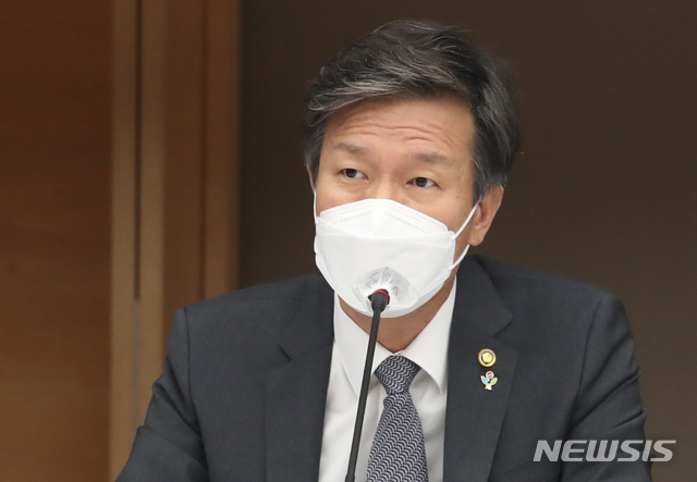 [서울=뉴시스] 조수정 기자 = 김대지 국세청장이 10일 오후 서울 중구 대한상공회의소에서 열린 청장-상의 회장단 간담회에서 인사말을 하고 있다. 2021.06.10. chocrystal@newsis.com