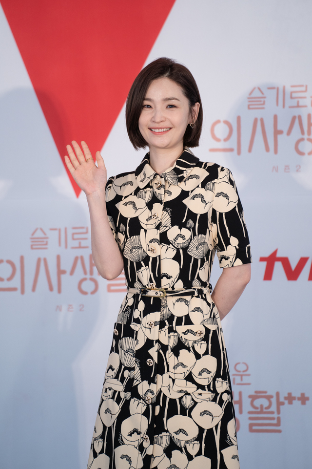 [서울=뉴시스]최진석 기자 = 배우 전미도가 10일 오후 온라인으로 진행된 tvN 새 드라마 '슬기로운 의사생활2' 제작발표회에 참석해 포즈를 취하고 있다. (사진=tvN 제공) 2021.06.10. photo@newsis.com *재판매 및 DB 금지