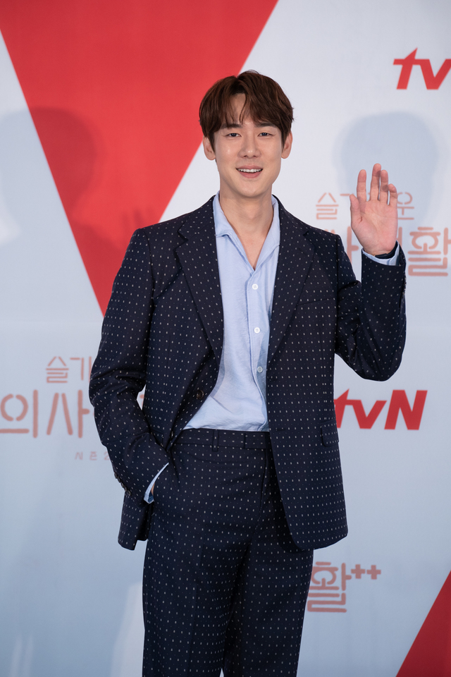 [서울=뉴시스]최진석 기자 = 배우 유연석이 10일 오후 온라인으로 진행된 tvN 새 드라마 '슬기로운 의사생활2' 제작발표회에 참석해 포즈를 취하고 있다. (사진=tvN 제공) 2021.06.10. photo@newsis.com *재판매 및 DB 금지