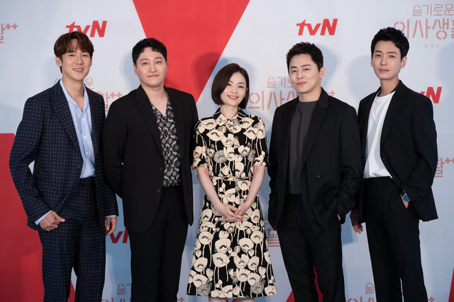 [서울=뉴시스]최진석 기자 = 배우 유연석, 김대명, 전미도, 조정석, 정경호가 10일 오후 온라인으로 진행된 tvN 새 드라마 '슬기로운 의사생활2' 제작발표회에 참석해 포즈를 취하고 있다. (사진=tvN 제공) 2021.06.10. photo@newsis.com *재판매 및 DB 금지