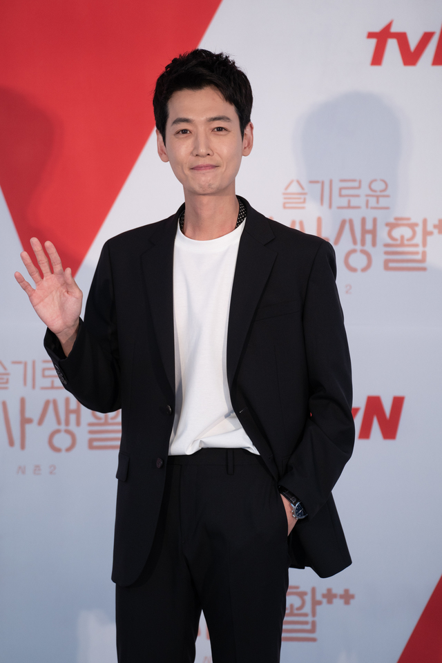 [서울=뉴시스]최진석 기자 = 배우 정경호가 10일 오후 온라인으로 진행된 tvN 새 드라마 '슬기로운 의사생활2' 제작발표회에 참석해 포즈를 취하고 있다. (사진=tvN 제공) 2021.06.10. photo@newsis.com *재판매 및 DB 금지