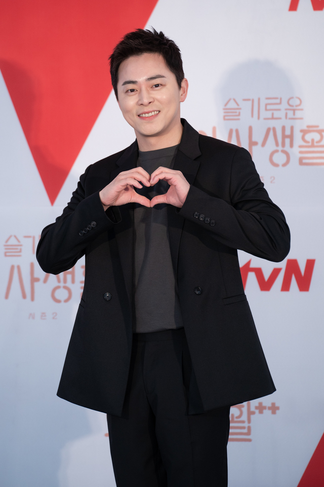 [서울=뉴시스]최진석 기자 = 배우 조정석이 10일 오후 온라인으로 진행된 tvN 새 드라마 '슬기로운 의사생활2' 제작발표회에 참석해 포즈를 취하고 있다. (사진=tvN 제공) 2021.06.10. photo@newsis.com *재판매 및 DB 금지