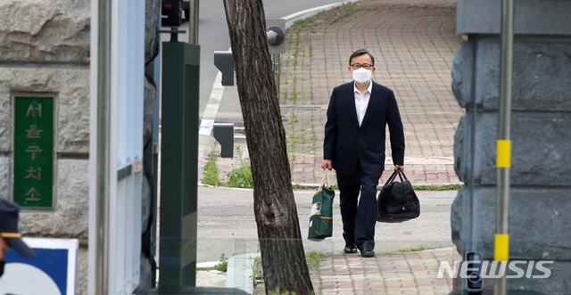 [의왕=뉴시스]고범준 기자 = 성접대·뇌물 혐의로 기소돼 징역형을 선고 받은 김학의 전 법무부 차관이 10일 오후 경기도 의왕시 서울구치소에서 보석으로 풀려나고 있다. 2021.06.10. bjko@newsis.com