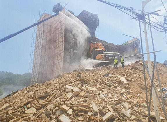 [광주=뉴시스] 17명의 사상자를 낸 광주 동구 학동 재개발정비 4구역 철거 건물 붕괴 참사 사고와 관련, 붕괴 건축물이 무너져 도로로 쏟아지기 직전 철거 모습. 철거물 뒤편에 쌓아올린 건축잔재물 위에 굴삭기를 올려 일시 철거하고 있다. (사진=독자 제공) 2021.06.10. photo@newsis.com