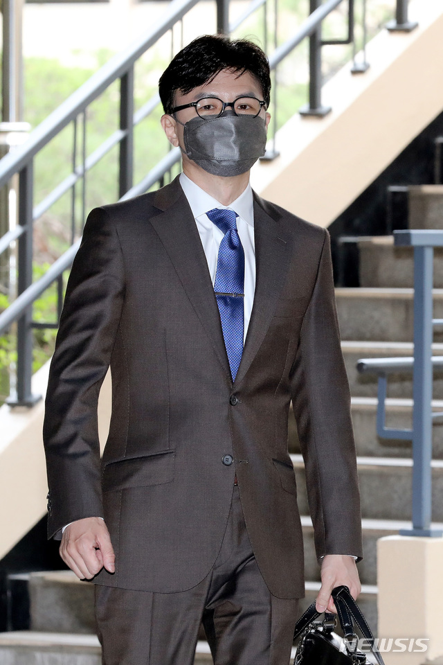 [과천=뉴시스]김병문 기자 = 한동훈 검사장이 지난해 6월 10일 오후 경기 정부과천청사 지하대강당에서 열린 검찰 고위간부 보직 변경 신고식에 참석하고 있다. 2021.06.10. dadazon@newsis.com