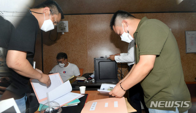 [광주=뉴시스] 류형근 기자 = 광주경찰이 10일 오후 광주 동구 학동 재개발공사구간 현장사무실에서 17명의 사상자가 발생한 '철거 건물 버스 매몰 사고'와 관련해 압수수색을 하고 있다. 2021.06.10. hgryu77@newsis.com