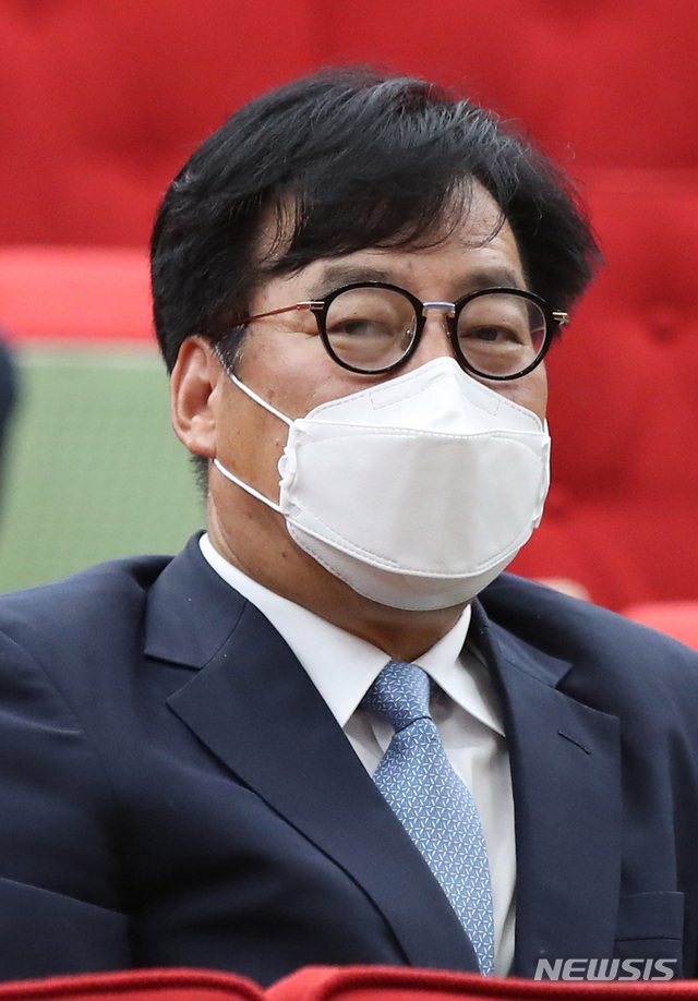 [과천=뉴시스]김병문 기자 = 지난해 6월10일 오후 경기도 정부과천청사 법무부 대강당에서 열린 검찰 고위간부 보직변경 신고식에서 윤대진 전 법무연수원 기획부장이 자리에 앉아 행사 시작을 기다리고 있다. (공동취재사진) 2021.06.10. photo@newsis.com