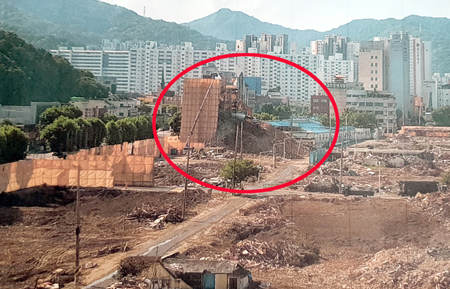 [광주=뉴시스] 류형근 기자 = 광주 동구 학동 재개발구역 철거 공사 중 붕괴된 건물이 지나가던 버스를 덮쳐 17명의 사상자가 발생한 가운데 인근 상인이 촬영한 철거공사 전 건물 모습. (사진=독자제공). 2021.06.10. photo@newsis.com