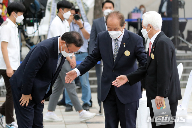 [서울=뉴시스]전진환 기자 = 김부겸 국무총리가 10일 오후 서울 중구 훈련원공원에서 열린 '제95주년 6·10 만세운동 기념식'에서 참석자에게 인사를 하고 있다. (공동취재사진) 2021.06.10. photo@newsis.com