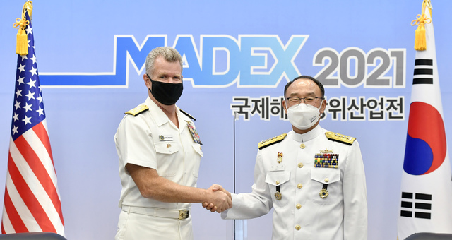 [서울=뉴시스]전진환 기자 = 부석종 해군참모총장이 10일 오후 부산 벡스코에서 열린 국제해양방위산업전에서 새뮤얼 파파로 미국 태평양함대사령관을 접견하고 있다. (사진=해군 제공) 2021.06.10. photo@newsis.com *재판매 및 DB 금지
