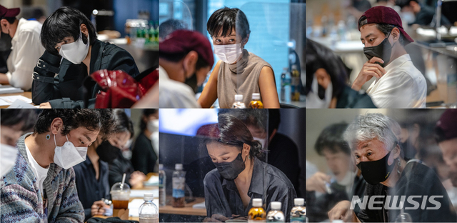 [서울=뉴시스]영화 '밀수' 주연배우 대본 리딩현장. (사진 = 외유내강, NEW 제공) 2021.06.11.photo@newsis.com