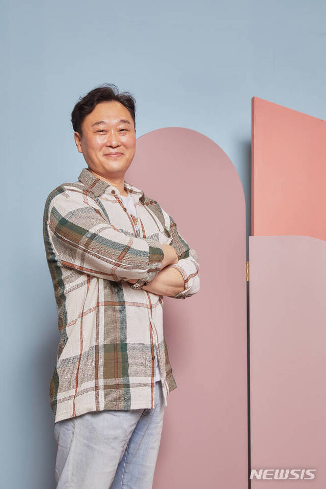 [서울=뉴시스]&nbsp; 넷플릭스 영화 '새콤달콤' 이계벽 감독. (사진=넷플릭스 제공) 2021.06.11 photo@newsis.com