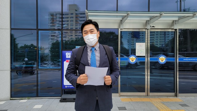 [수원=뉴시스] 11일 오후 경기 수원시 연무동 경기남부경찰청 앞에서 이종배 법치주의 바로 세우기 행동연대 대표가 입장문을 읽고 있다. 2021.6.11. pjd@newsis.com *재판매 및 DB 금지