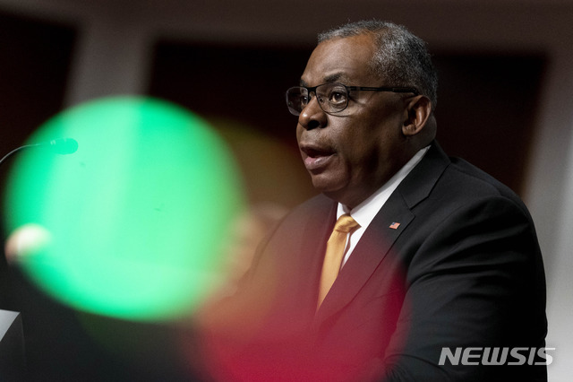 [워싱턴=AP/뉴시스]로이드 오스틴 미국 국방부 장관이 10일(현지시간) 미 워싱턴DC 국회의사당에 열린 상원 군사위의 2022 회계연도 국방 예산안 심의 청문회에 출석해 발언하고 있다. 2021.06.11.