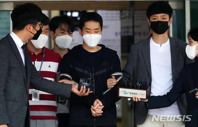 [서울=뉴시스]박주성 기자 = 남성들과 영상 통화를 하며 알몸인 모습을 녹화하고 이를 유포한 피의자 김영준(29)이 11일 오전 서울 종로경찰서를 나와 검찰로 송치되고 있다. 2021.06.11. park7691@newsis.com 