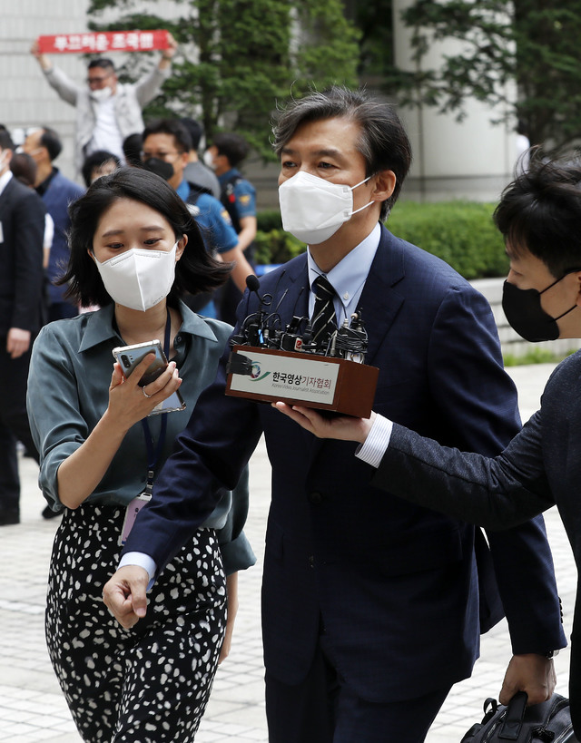 [서울=뉴시스]홍효식 기자 = 조국 전 법무부 장관이 11일 오전 서울 서초구 서울중앙지법원에서 열리는 입시비리 및 감찰무마 등 혐의에 대한 10차 공판에 출석하고 있다. 2021.06.11. yesphoto@newsis.com