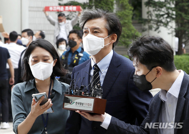 [서울=뉴시스]홍효식 기자 = 조국 전 법무부 장관이 지난 11일 오전 서울 서초구 서울중앙지법에서 열리는 입시비리 및 감찰무마 등 혐의에 대한 10차 공판에 출석하고 있다. 2021.06.11. yesphoto@newsis.com