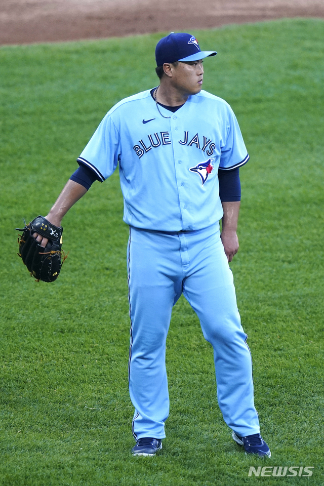 [시카고=AP/뉴시스]토론토 블루제이스 류현진이 10일(현지시간) 미 일리노이주 시카고의 개런티드 레이트필드에서 열린 2021 메이저리그(MLB) 화이트삭스와의 원정 경기에 선발 등판해 1회 야스마니 그랜달에게 2점 홈런을 맞은 뒤 아쉬워하고 있다. 류현진은 6이닝 5피안타(1피홈런) 1볼넷 3탈삼진 3실점으로 퀄리티스타트(QS)를 기록했으나 팀이 2-5로 패배하며 패전 투수가 됐다. 2021.06.11.