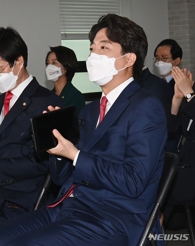 [서울=뉴시스]국회사진기자단 = 이준석 국민의힘 대표 당선자가 11일 오전 서울 영등포구 여의도동 국민의힘 당사에서 열린 전당대회에서 박수치고 있다. 2021.06.11. photo@newsis.com