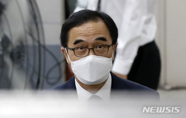 [서울=뉴시스]홍효식 기자 = 문재인 정부 시절 산하 기관장에게 사표 제출을 종용했다는 이른바 '블랙리스트 의혹'으로 기소된 조명균 전 통일부 장관이 1심에서 무죄를 선고받았다. 사진은 조 전 장관. 2021.06.11. yesphoto@newsis.com