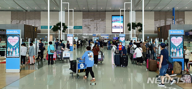 [인천공항=뉴시스]홍찬선 기자 = 지난 11일 오전 인천공항 출국장이 11일 오전 승객들로 붐비고 있다.  2021.06.11 mania@newsis.com