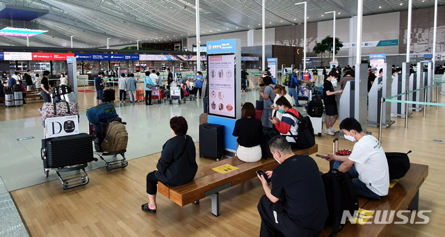 [인천공항=뉴시스]홍찬선 기자 = 코로나19의 장기화로 승객이 급감한 인천공항 출국장이 11일 오전 승객들로 붐비고 있다.  2021.06.11 mania@newsis.com